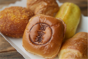 焼きたてパンの写真
