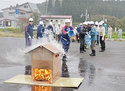 町役場周辺で町総合防災訓練を実施した町と町消防団