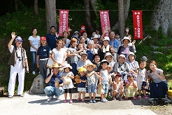 祭礼でにぎわう　森野夜泣き地蔵尊