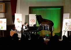 旧尾野本小学校木造講堂で開かれた、谷川賢作さんのピアノソロコンサート｢森のふしぎ｣