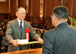 町社会福祉大会で、大会長の伊藤町長から地域福祉の伸展に尽力された皆さんに表彰状・感謝状が贈られた