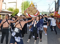 勇壮な山車や神輿が町内狭しと練り歩く