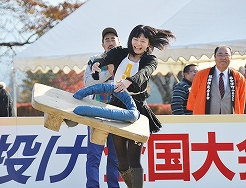 西会津ふるさとまつりで行われた恒例の｢桐ゲタ投げ全国大会｣