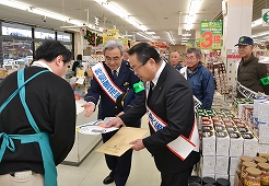 町内の金融機関などで事件事故の未然防止を呼びかけた本間喜多方地区交通安全協会西会津支部長ら関係者