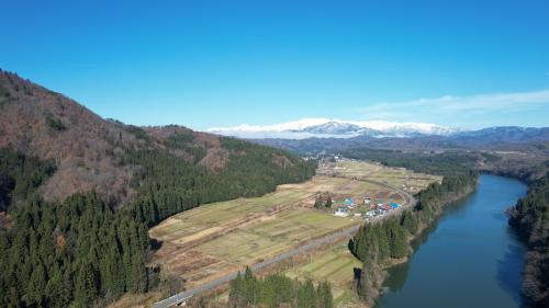 飯豊山と阿賀川の写真