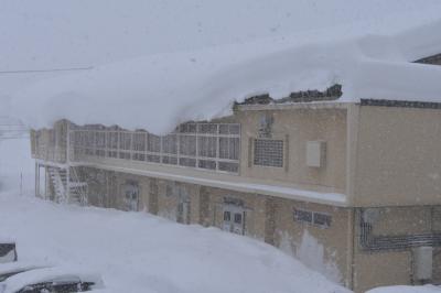 屋根に積もった雪