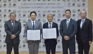 関係者による記念撮影