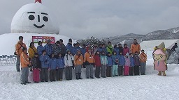 西会津雪国まつり開催に合わせ、沖縄県大宜味村の児童生徒が町内の友達と再会
