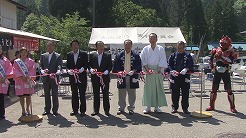 大山まつり初日の関係者によるテープカット