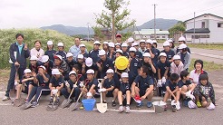 西会津小学校の校舎新築を記念した植樹会