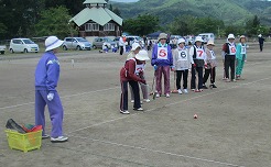 「第25回レディースゲートボール大会」でプレーする選手の皆さん