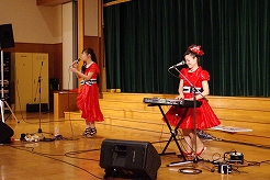 「世界一の口笛ショー」に出演したレッドベコーズの高木満理子さん（左）と細川佳那枝さん（右）