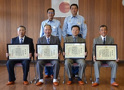 前列左から上野誠喜さん、佐藤良喜さん、二瓶吉平さん、二瓶栄喜さん、後列左から横山和也消防長、芥川和雄西会津消防署長