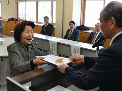 薄友喜会長から名誉会員章を受け取る鈴木淳子さん