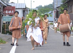 草木をまとって山のかみさま